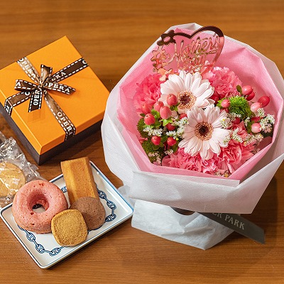 【母の日ギフトM－005】そのまま飾れるブーケ『ロマンス』＆OPERAのお菓子『スイートボックス』